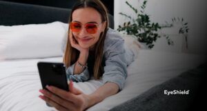 kobieta w okularach blokujących światło niebieskie Perła NightShield
