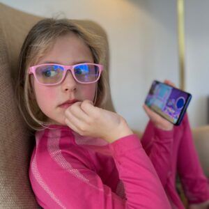 Dziecko w okularach z filtrem światła niebieskiego Szafir DayShield