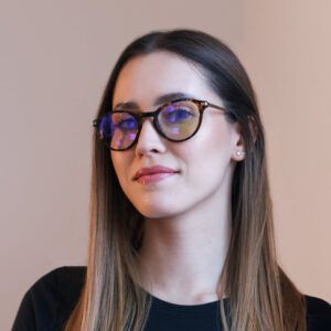 Kobieta w okularach z filtrem światła niebieskiego Tytan DayShield