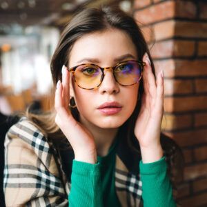 Kobieta 1 w okularach z filtrem światła niebieskiego Bursztyn DayShield