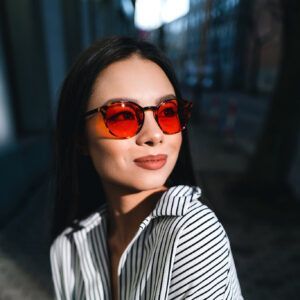 Kobieta1 w okularach z filtrem światła niebieskiego Bursztyn NightShield