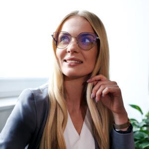 Kobieta w okularach z filtrem światła niebieskiego Paris DayShield