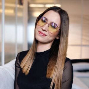 Kobieta 2 w okularach z filtrem światła niebieskiego Paris Gold DayShield