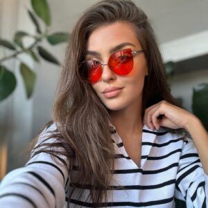 Kobieta 1 w okularach z filtrem światła niebieskiego Paris NightShield