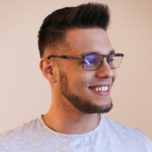 Mężczyzna w okularach z filtrem światła niebieskiego Fantom Brown DayShield