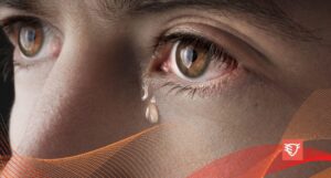 intensywnie łzawiące oczy