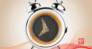 powierzchnia kubka z kawą ze wskazówkami zegara