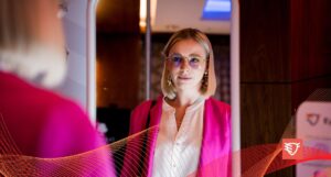 Kobieta w okularach z filtrem do komputera blue light