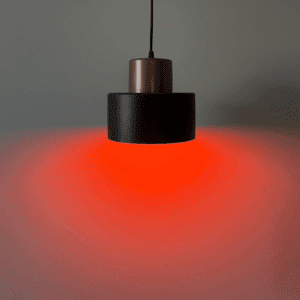 Czerwone światło emitowane przez czerwoną żarówką NightTorch świecąca w pomieszczeniu