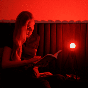 Czerwona żarówka NightTorch emitująca przyjemne czerwone światło do czytania