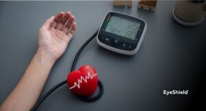 dłoń obok ciśnieniomierza