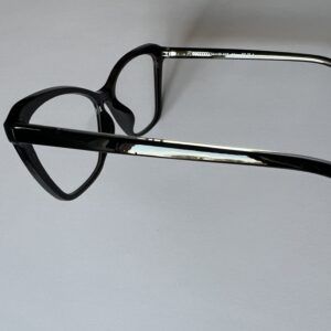 widok od boku na okulary modern na dzień